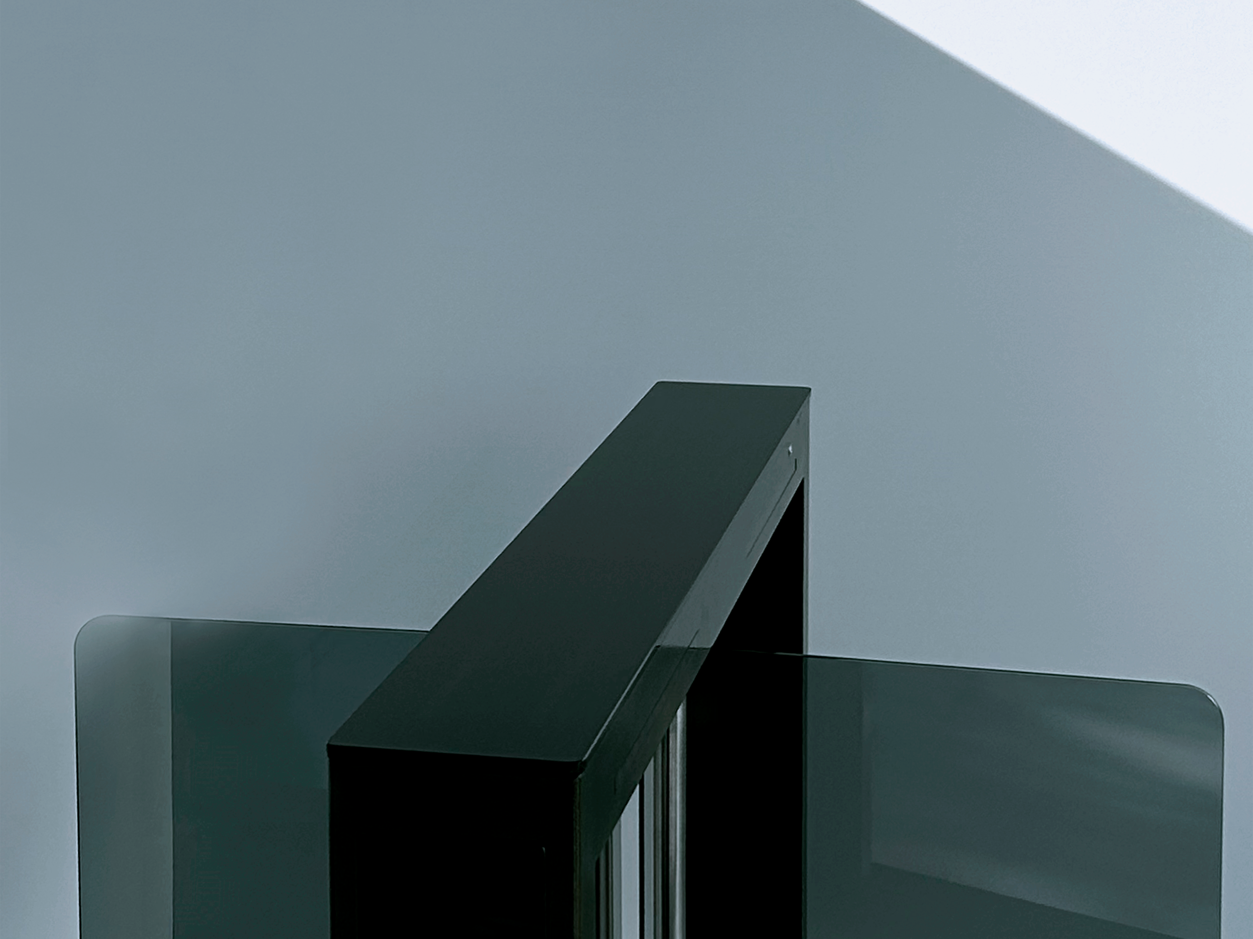 Одна половина стойки - управляющий элемент с подключением к контроллеру, вторая половина стойки - ведомая.