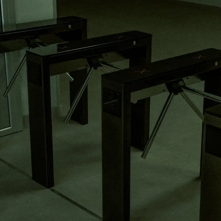 💚 Данные четыре тумбовых турникета 3V MODEL T составленные в ряд - самое эргономичное решение для проходной вашего производства или офисного здания