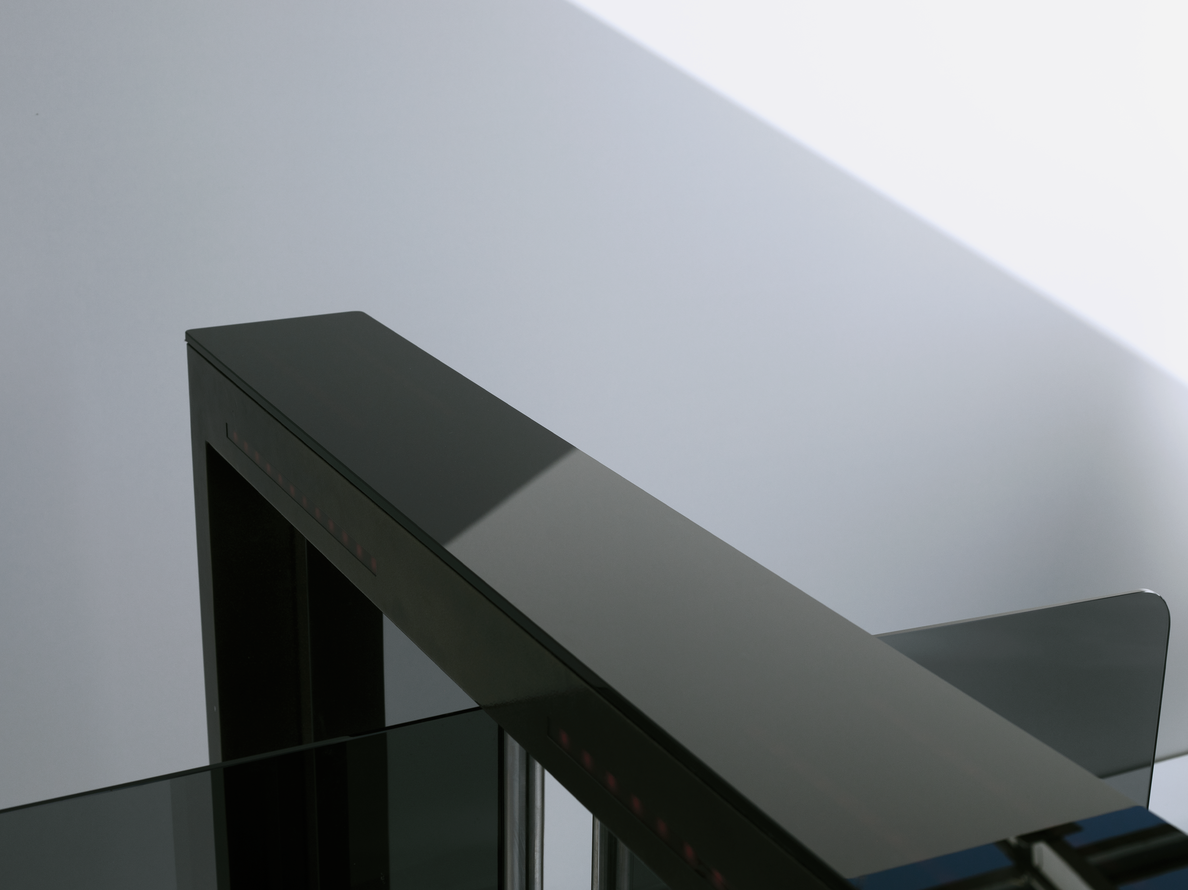 Стойка с противоударными стеклянными створками из триплекса.